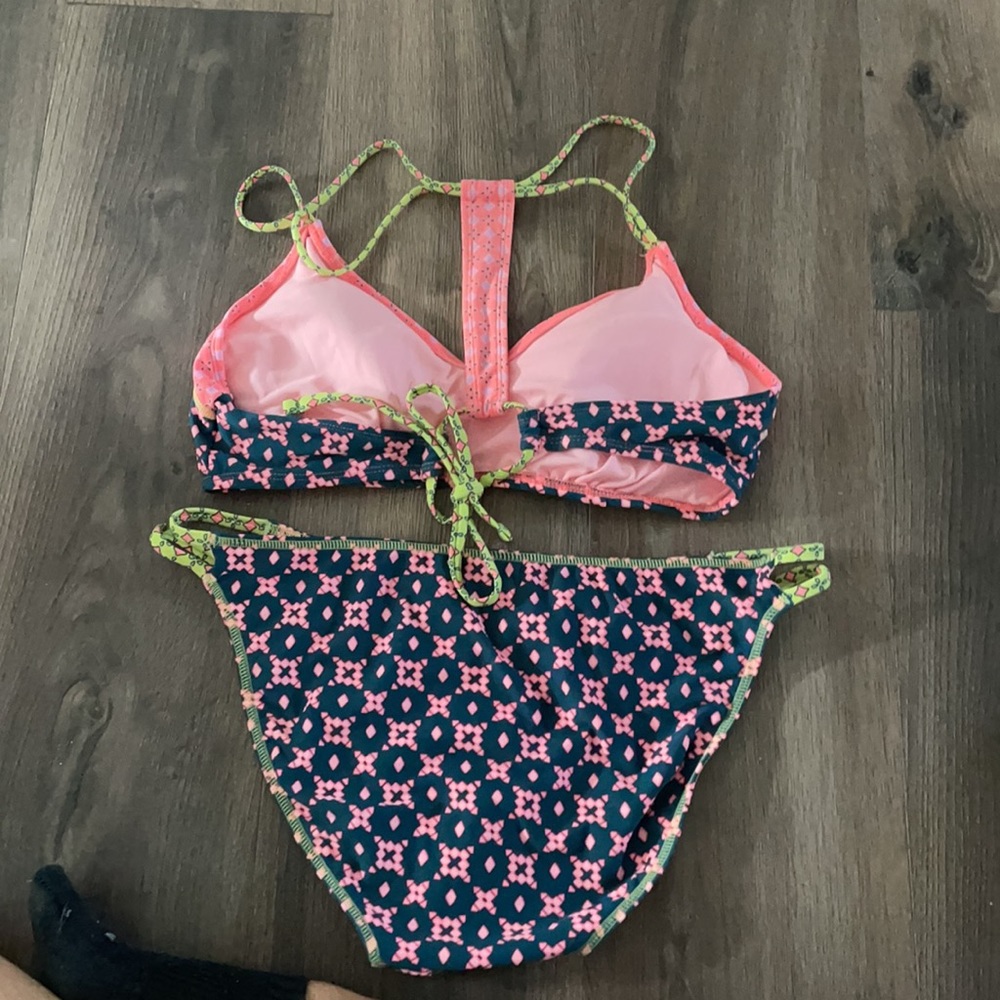 Bikini - Picture 2 of 3